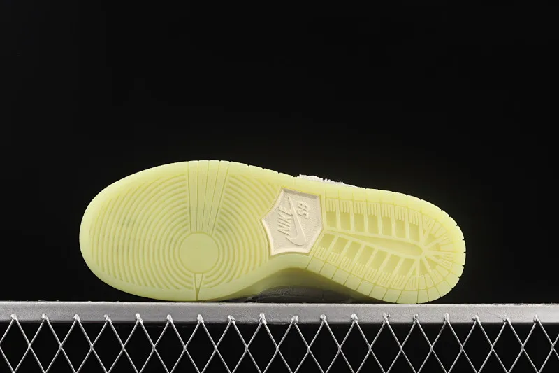 All categories Nk SB Dunk Series Nk SB Dunk Low low-top sneakers F version Nk SB Dunk Low "Mummy" "Mummy" luminous SB smashing backboard fashion casual sneakers DM0774-111